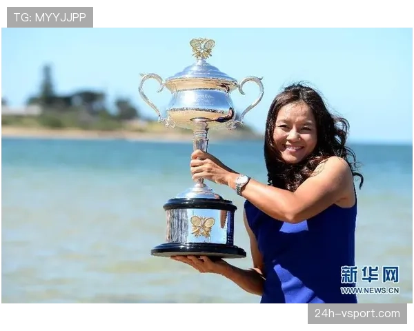 李娜度假照里泳池边的配饰，看一眼就知道比我房租贵